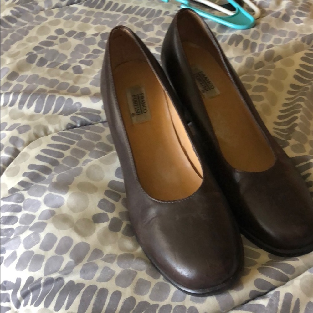 4/$25🌟🌟Brown Round Toe kitten heels